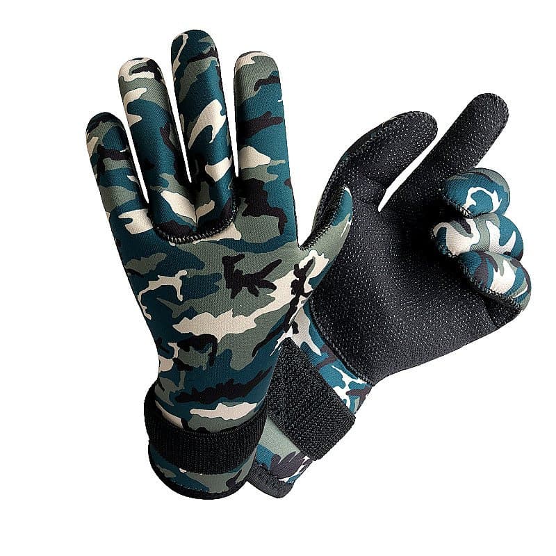 3mm neoprene five-finger gloves in green camouflage print with grip palms
