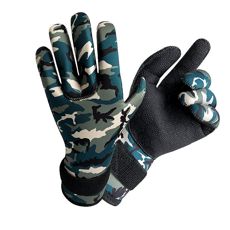 3mm neoprene five-finger gloves in green camouflage print with grip palms